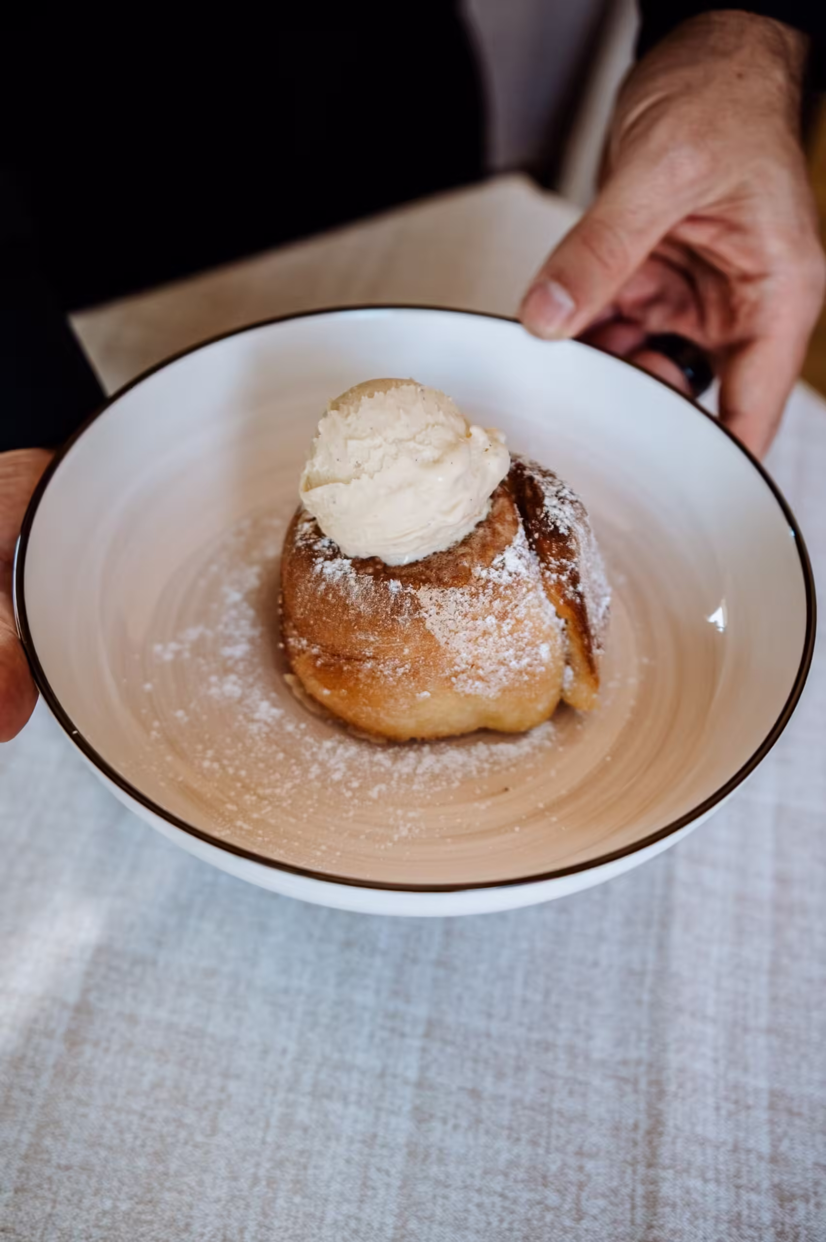 Torta delle rose con gelato alla vaniglia